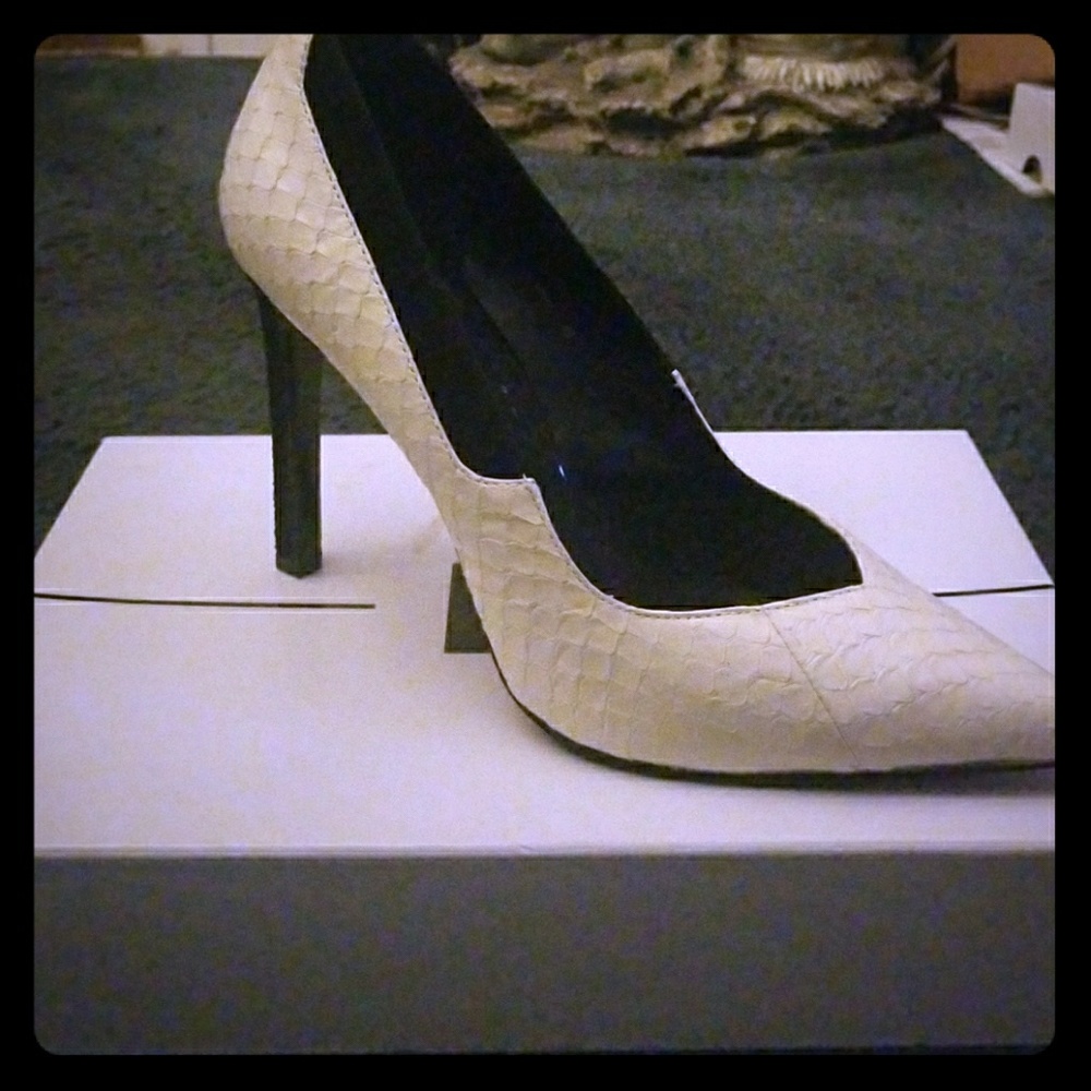 Dolce Vita Karine off white pointy toe tuxedo pump